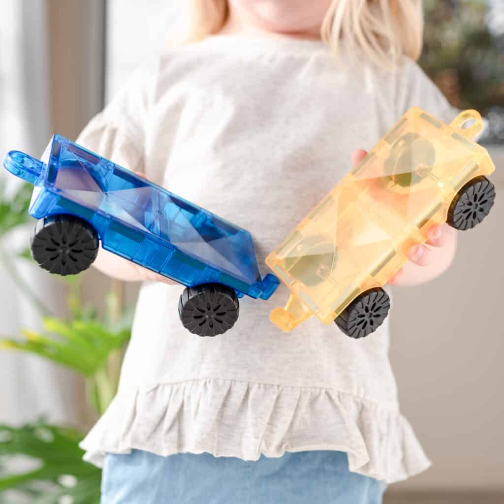 Connetix Rainbow Car Pack – 2 voertuigbasissen met rubberen wielen
